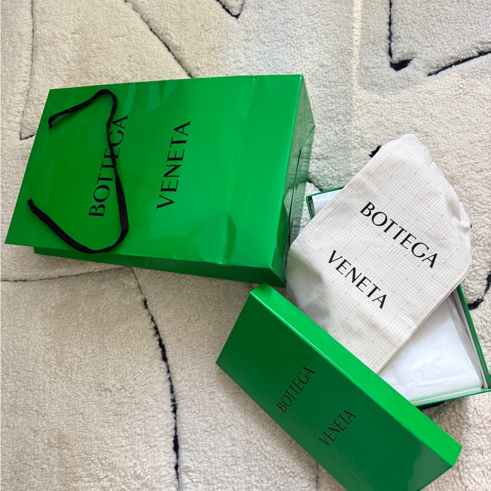 Bottega Veneta Green Bag and Box with Two Cream Dust Bag